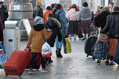 Начальник НЦУО РФ Мизинцев сообщил, что Москва и Киев договорились о девяти коридорах для эвакуации беженцев