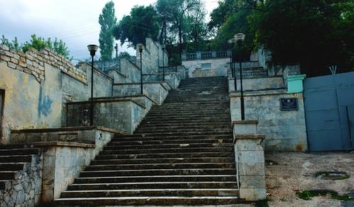 Из-за санкций приостановлена реконструкция исторической лестницы на Митридат в Керчи​