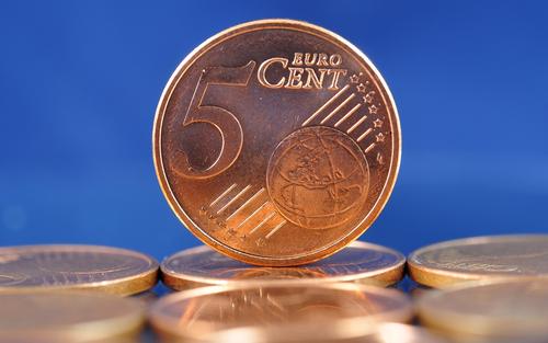 Стоимость евро на Мосбирже опустилась ниже 91 рубля