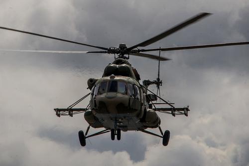 TG-канал «RT на русском» выложил видео, где предположительно запечатлен удар вертолетов Украины по нефтебазе в Белгороде
