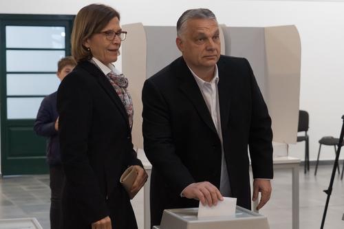 Премьер Венгрии Виктор Орбан заявил, что Будапешт не должен вмешиваться в происходящее вокруг Украины