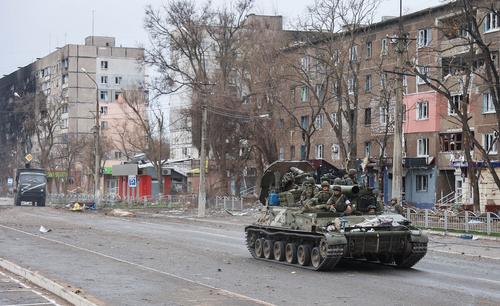 Военкор RT опубликовал видео обстрела российскими танкистами позиций украинских террористов в Мариуполе
