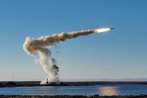 Минобороны РФ показало видео пуска с побережья Черного моря ракет «Оникс» по двум военным объектам Украины