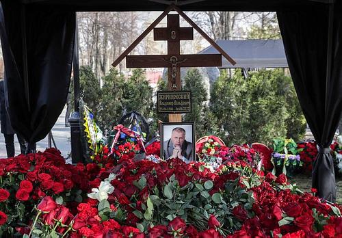 На могиле Владимира Жириновского на Новодевичьем кладбище установили деревянный крест