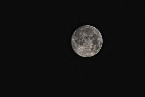 Лицо, которое Луна показывает Земле, сильно отличается от того, которое она скрывает на обратной стороне