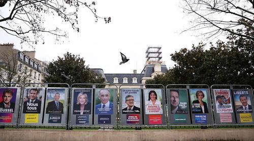 По данным французских экзит-поллов, Макрон получает 28,5% голосов, Ле Пен - 24,2%