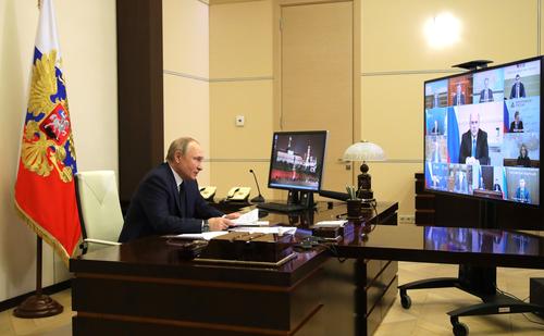 Путин поручил правительству подготовить предложения о дополнительной индексации пенсий и соцвыплат