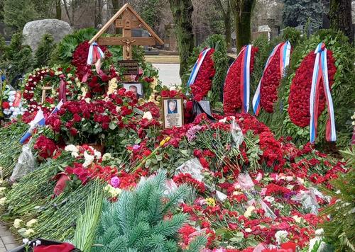 Могила Владимира Жириновского утопает в цветах и венках 