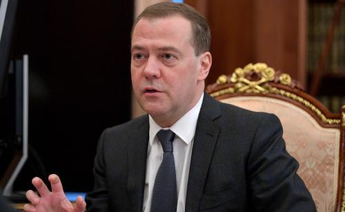 Медведев поблагодарил авторов фейка об уничтожении спутников Илона Маска за «свежую идею» 