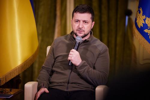 Зеленский заявил, что Украина получает «мало оружия»