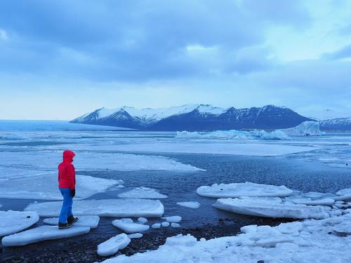 Рыбаков с оторвавшейся льдины в Финском заливе довезли до берега