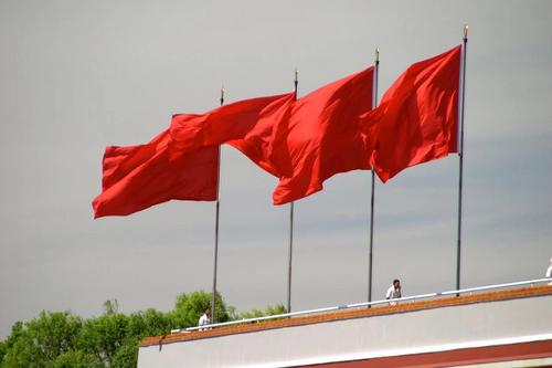 Бойцы Росгвардии повесили над Херсоном Красное Знамя Победы