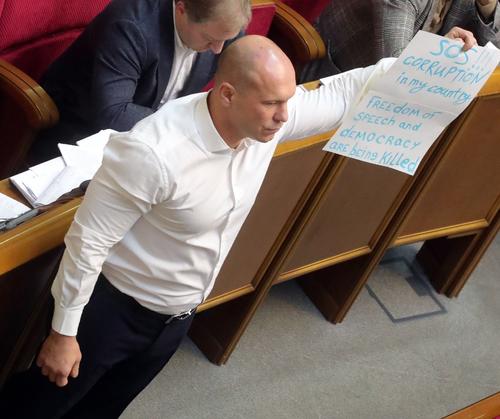 Бывший депутат Верховной рады Кива считает, что власти Украины хотят его убить, и намерен просить убежище в России