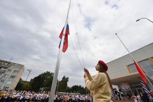 Путин назвал очень правильной и востребованной идею поднятия флага и исполнения гимна в российских школах 