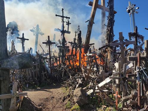 В Литве загорелась святыня – Гора крестов