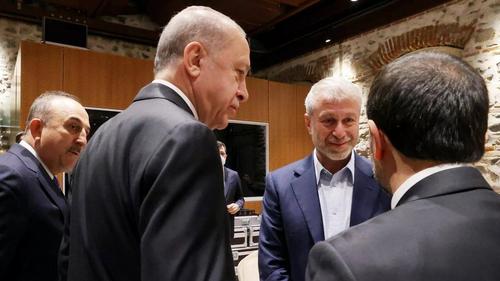 Bloomberg: США обсуждают санкции против Абрамовича, так как сочли неэффективным его посредничество в переговорах Киева и Москвы