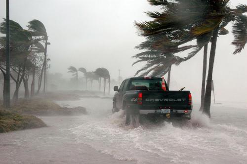 Тридцать три процента взрослых американцев заявили, что они  пострадали от экстремальных погодных условий с 2020 года