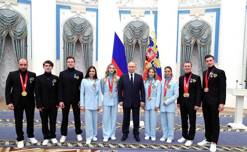 Владимир Путин поздравил с днем рождения Камилу Валиеву во время вручения наград победителям Олимпиады в Пекине