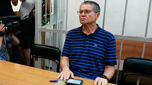 «Интерфакс» сообщает, что суд досрочно освободил экс-главу Минэкономразвития Улюкаева