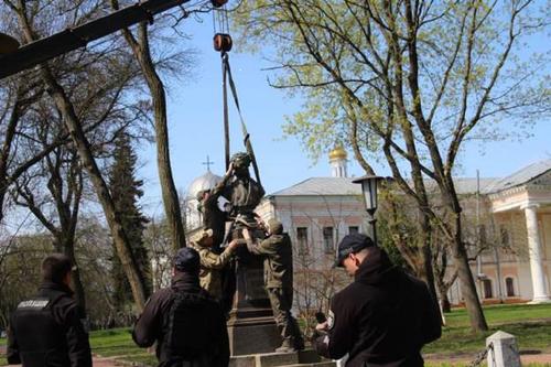 В Чернигове участники территориальной обороны города снесли памятник Пушкину