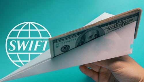 Экономист Денис Ракша: «Для экономики в целом отключение от SWIFT неудобно, но не смертельно»