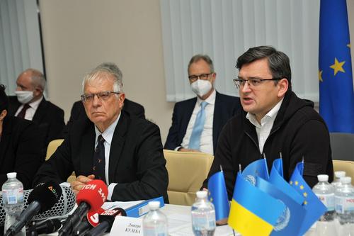 Боррель и Кулеба обсудили по телефону помощь ЕС Украине и новый пакет санкций