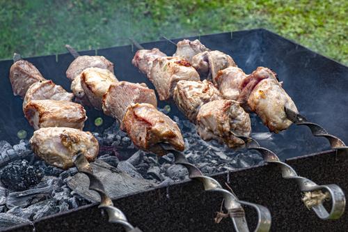 Врач-диетолог Елена Соломатина рекомендовала при покупке мяса для шашлыка понюхать его