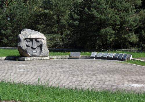 Вандалы осквернили памятник советским воинам в поселке Неринга в Литве