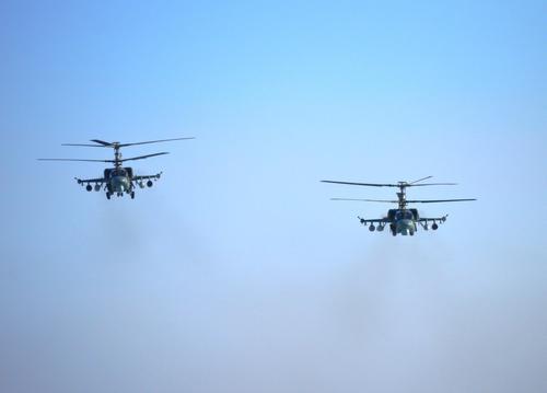 Минобороны России показало на видео ночные ракетные удары вертолетов Ка-52 по опорному пункту и пункту управления армии Украины 