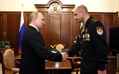 Путин после окончания парада Победы встретился с отцом погибшего командира батальона «Спарта» Артёмом Жогой
