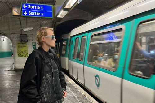 В Париже Рената Литвинова ездит на уроки французского в метро