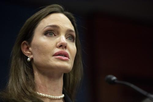 Анджелина Джоли отказалась от идеи усыновления сирот из Украины
