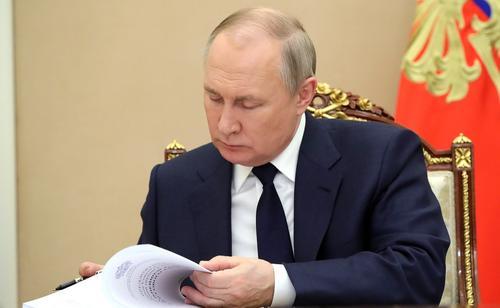 Путин назначил временно исполняющих обязанности пяти регионов РФ