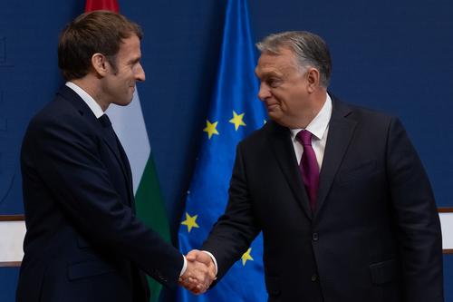Президент Франции Макрон обсудит 10 мая с премьером Венгрии Орбаном эмбарго на российскую нефть