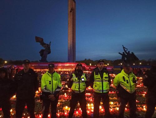 Полиция Латвии встала стеной у памятника Освободителям Риги, чтобы не дать людям возложить цветы