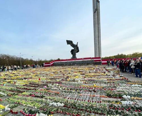 Рижане посрамили вандализм властей Латвии и снова завалили цветами памятник Освободителям