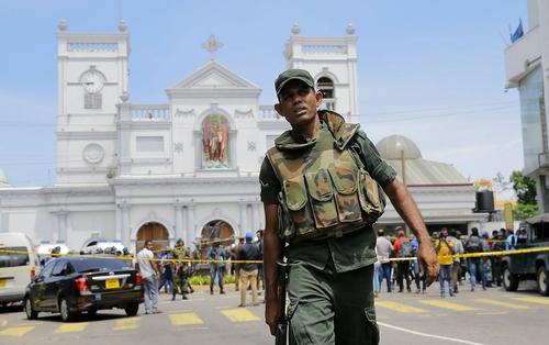 Власти Шри-Ланки после массовых протестов вывели на улицы Коломбо военных и бронетехнику
