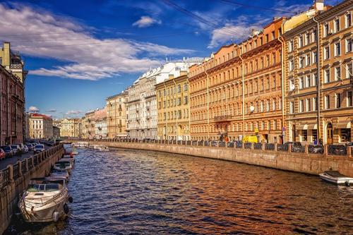 Жители Санкт-Петербурга боятся за свою жизнь из-за падающей лепнины с дома на улице Садовой