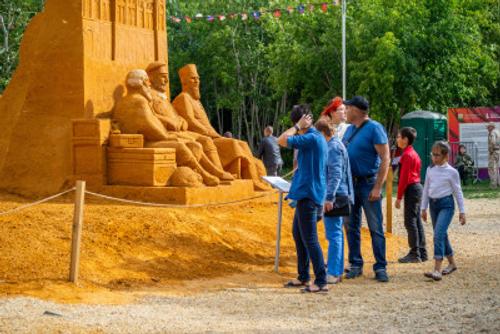 В Челябинске начали строить песочные скульптуры в парке Пушкина