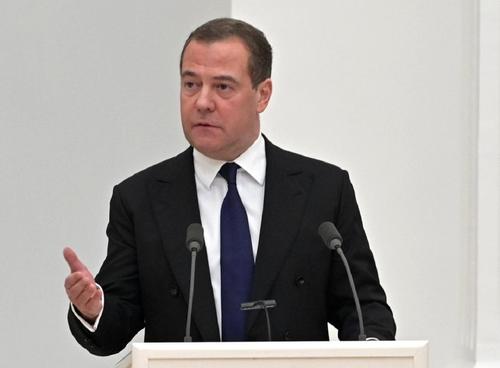 Медведев считает, что благодаря антироссийским санкциям потерпит крах идея «американоцентричного мира» 