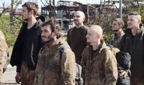 Минобороны показало кадры выхода последней группы полка «Азов» с территории комбината «Азовсталь»