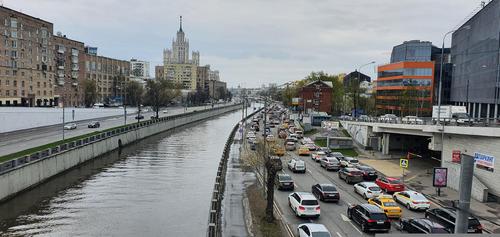 В химический фиолетовый цвет окрасилась река Лихоборка в Москве