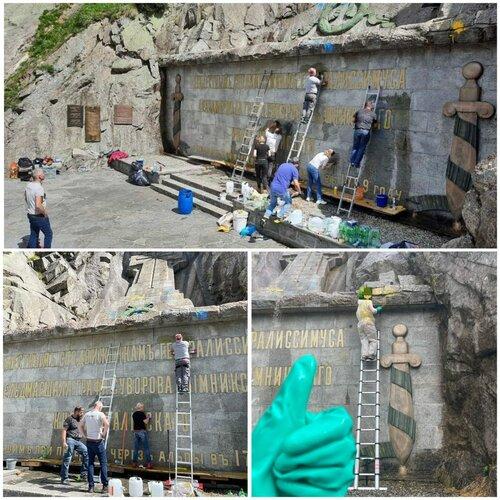 Швейцарцы отмыли оскверненный украинской символикой памятник  Александру Суворову в Альпах