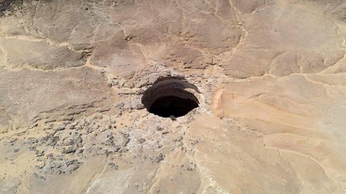 Спелеологи обнаружили змей и водопады внутри печально известного йеменского «Колодца ада» 