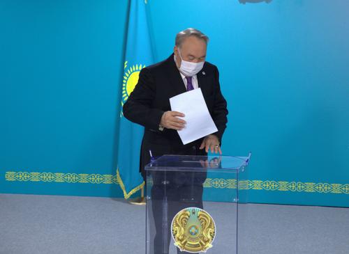 Нурсултан Назарбаев проголосовал на референдуме по поправкам в конституцию Казахстана