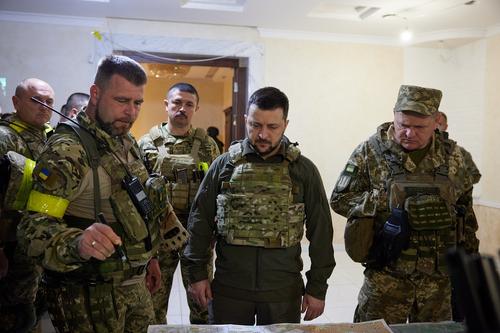 Зеленский посетил Запорожье, где встретился с военными и эвакуированными из Мариуполя жителями