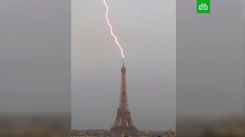 Парижский фотограф Бертран  Кулик успел снять момент удара молнии в Эйфелеву башню