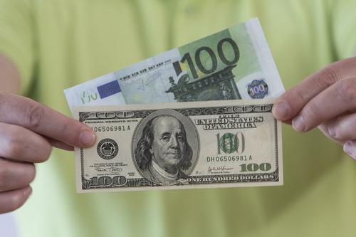 Центробанк РФ: россиянам можно переводить за рубеж до $150 тыс. в месяц