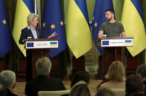 Bloomberg: Еврокомиссия уже приняла решение о том, чтобы рекомендовать ЕС предоставить Украине статус кандидата
