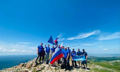 В Крыму флаг России установили на дне Чёрного моря и на вершине горы